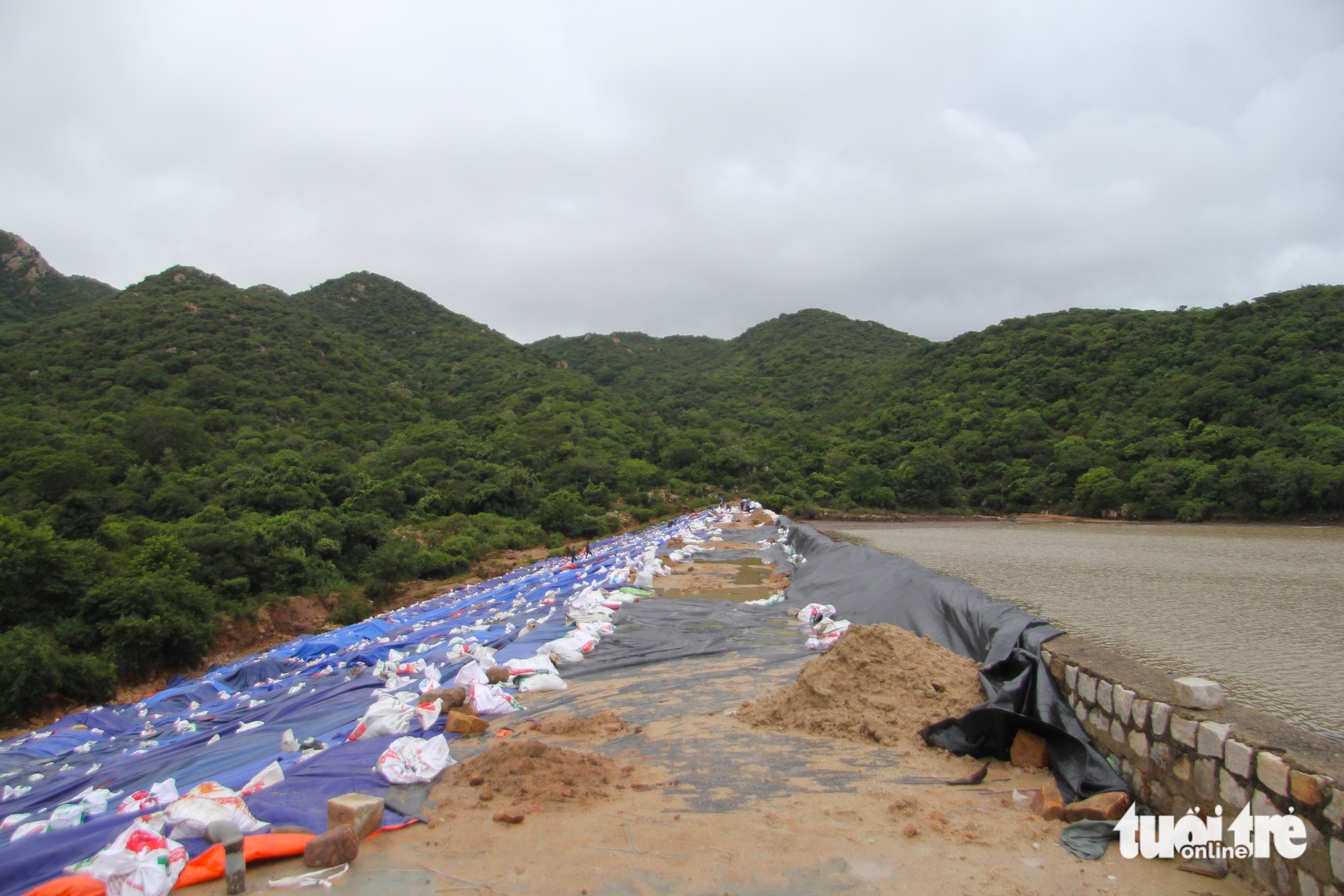 nước lũ - Ảnh 3.