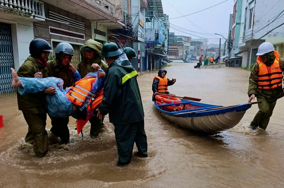 ‘Chạy đua’ đưa dân đến nơi an toàn trước khi lũ vượt mốc lịch sử - Ảnh 2.