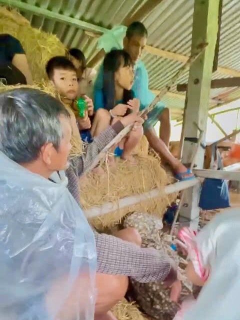 ‘Chạy đua’ đưa dân đến nơi an toàn trước khi lũ vượt mốc lịch sử - Ảnh 4.