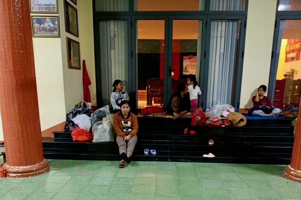 ‘Chạy đua’ đưa dân đến nơi an toàn trước khi lũ vượt mốc lịch sử - Ảnh 5.