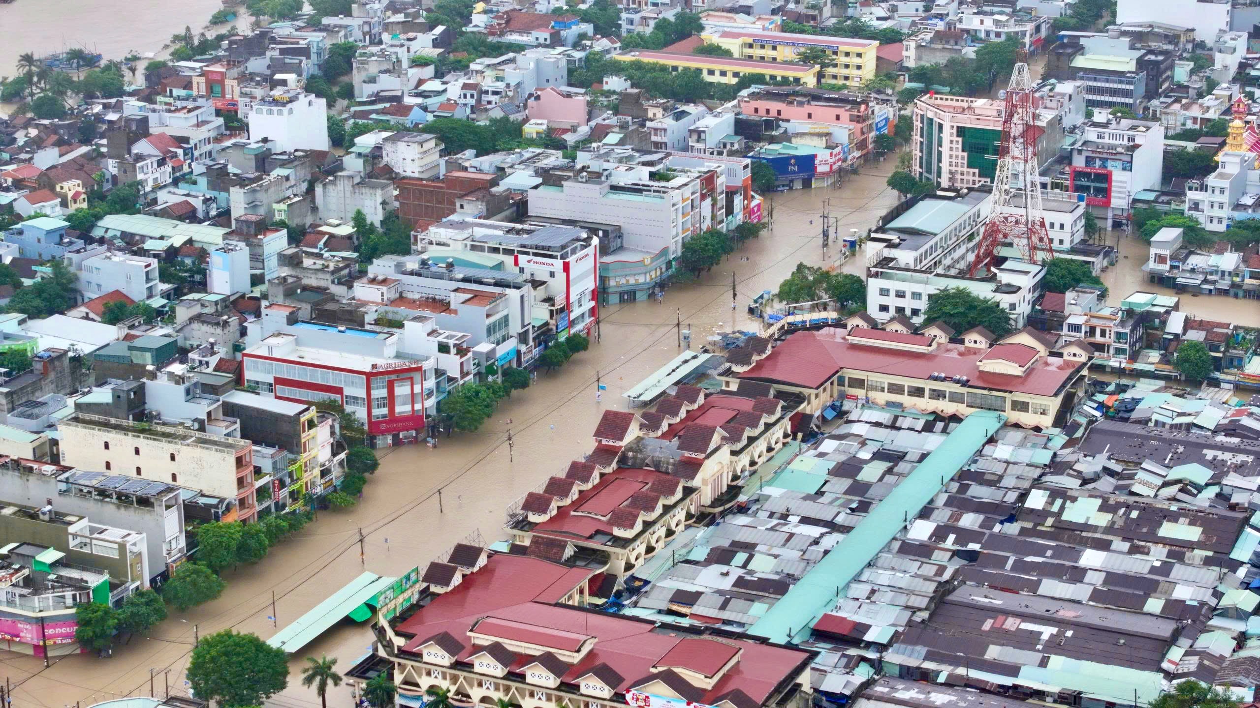 Toàn cảnh đô thị Tuy Hòa bị ngập lũ nhìn từ trên cao- Ảnh 2.