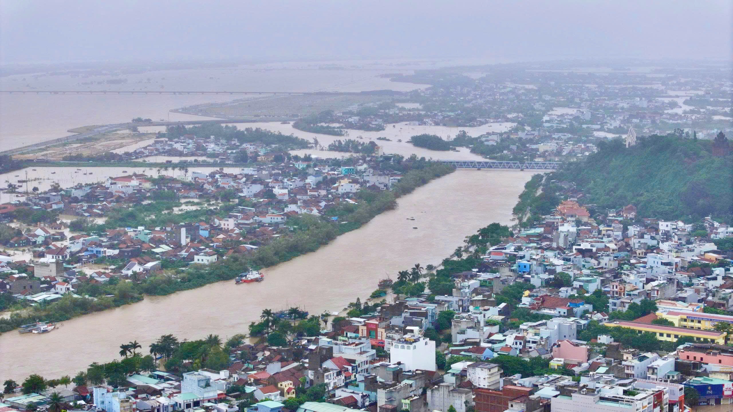 Toàn cảnh đô thị Tuy Hòa bị ngập lũ nhìn từ trên cao- Ảnh 3.