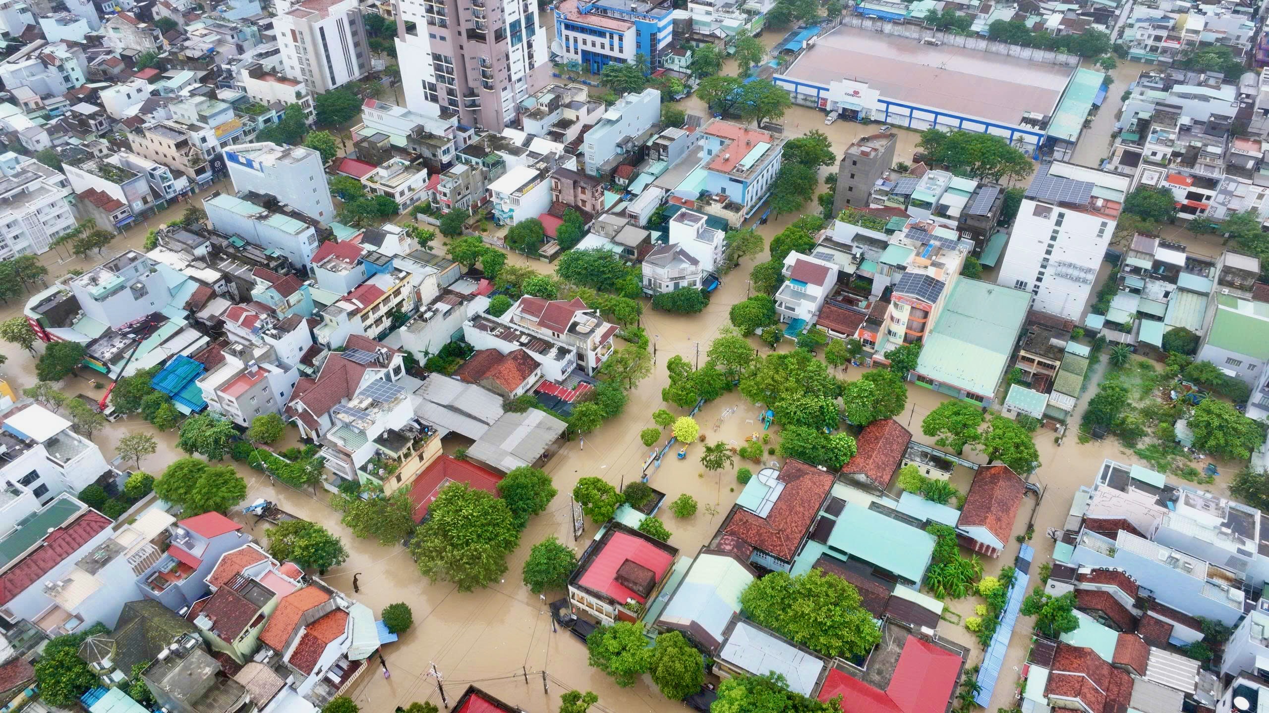 Toàn cảnh đô thị Tuy Hòa bị ngập lũ nhìn từ trên cao- Ảnh 4.