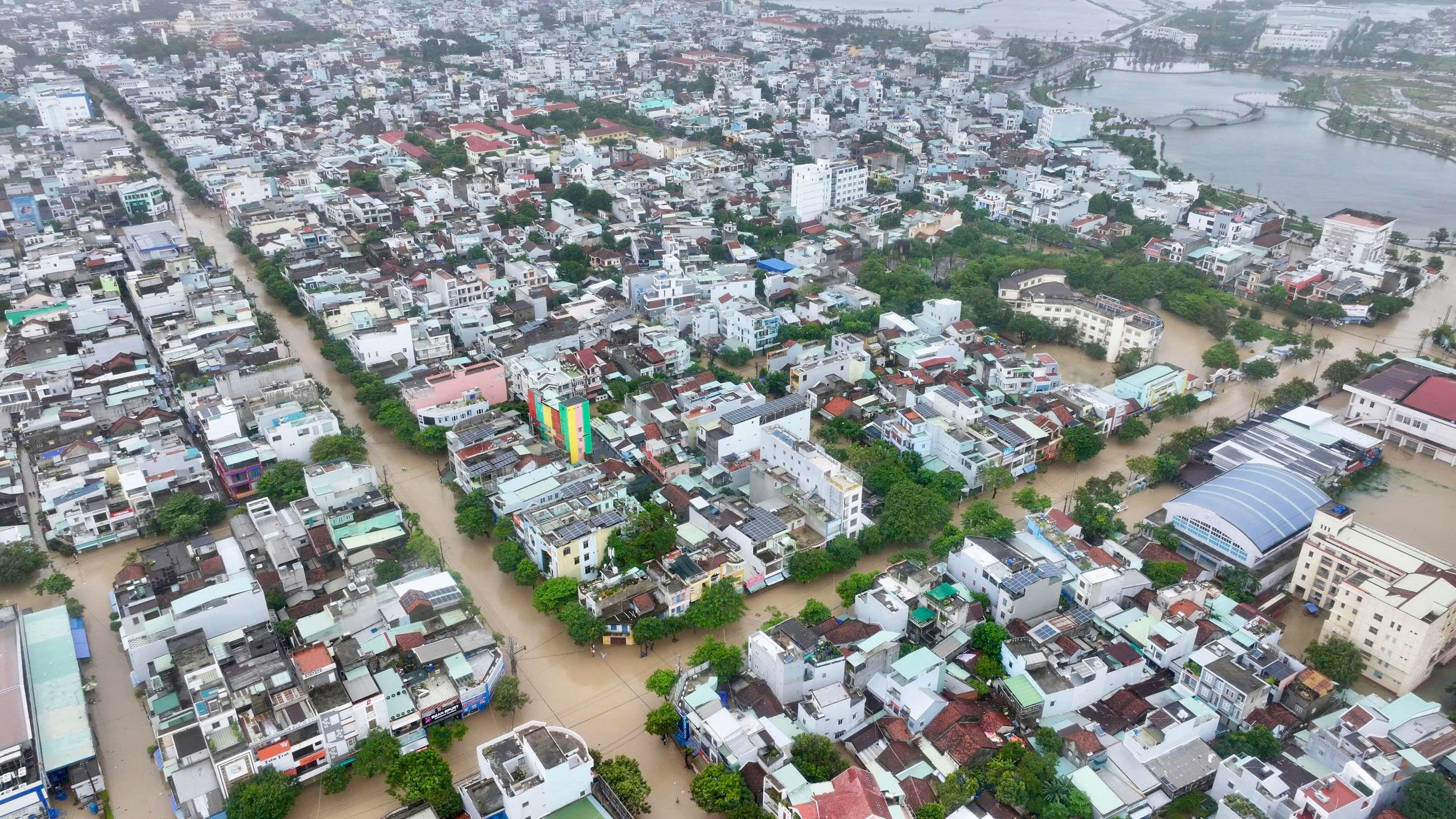 Toàn cảnh đô thị Tuy Hòa bị ngập lũ nhìn từ trên cao - Ảnh 5.