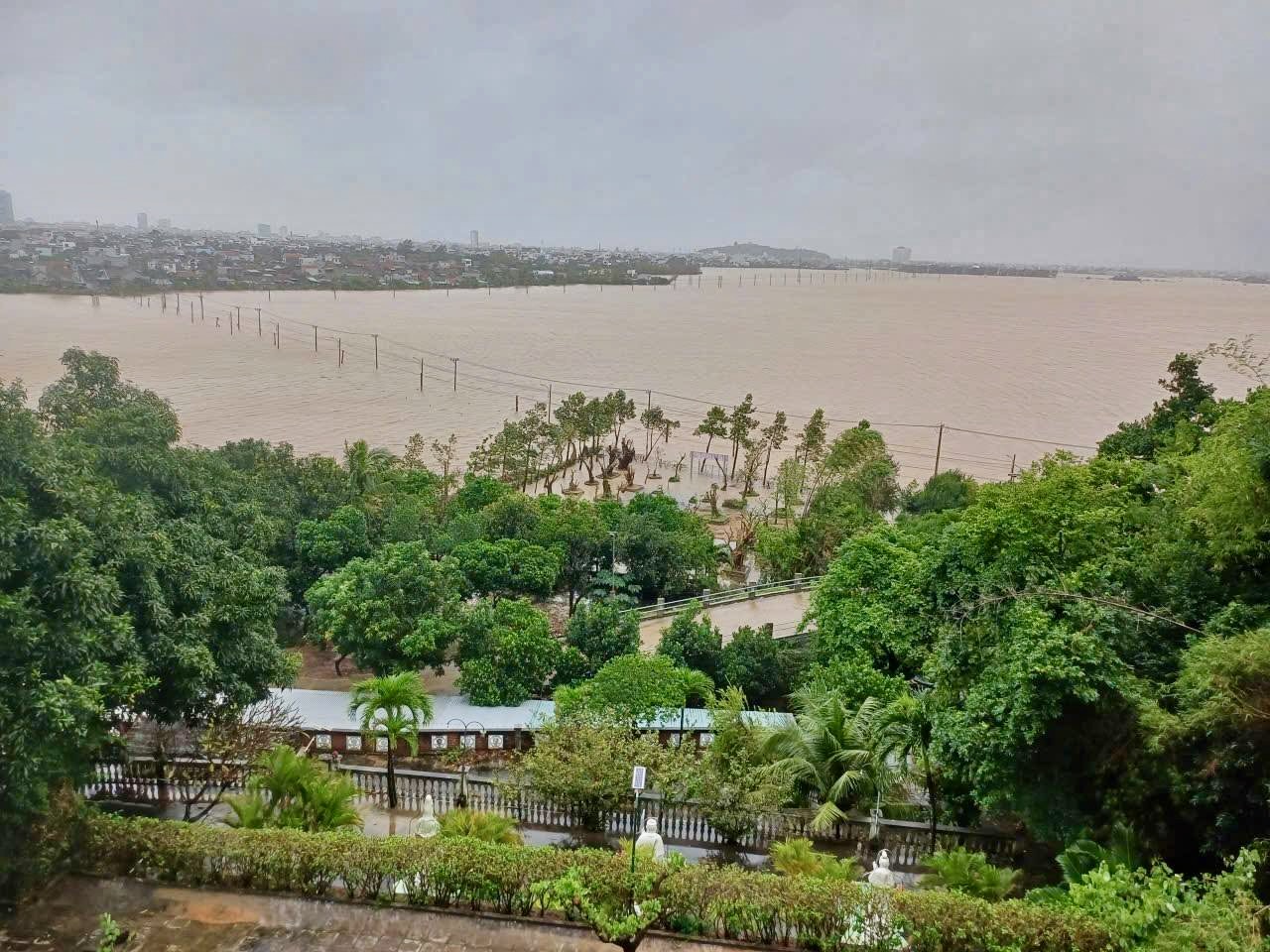 Toàn cảnh đô thị Tuy Hòa bị ngập lũ nhìn từ trên cao- Ảnh 6.