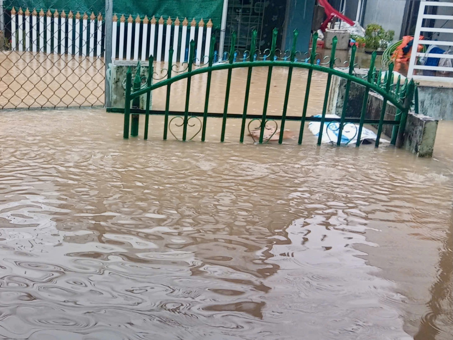 Toàn cảnh đô thị Tuy Hòa bị ngập lũ nhìn từ trên cao- Ảnh 7.