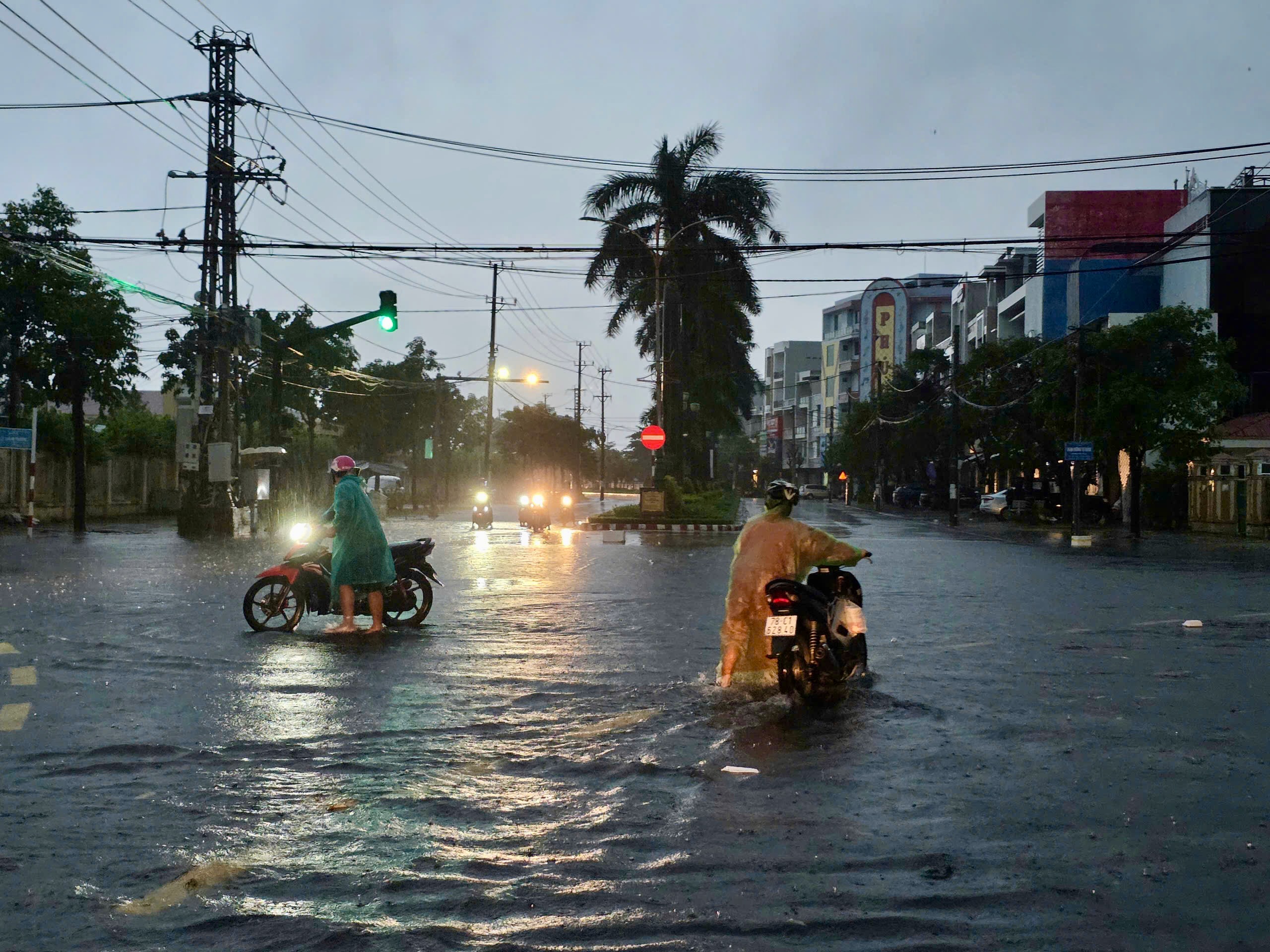 Toàn cảnh đô thị Tuy Hòa bị ngập lũ nhìn từ trên cao- Ảnh 8.