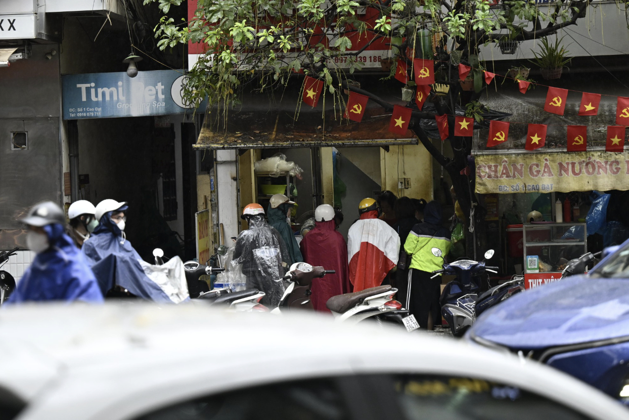 1763567257 512 Thuc te tai hang banh chuoi Ha Noi khien khach