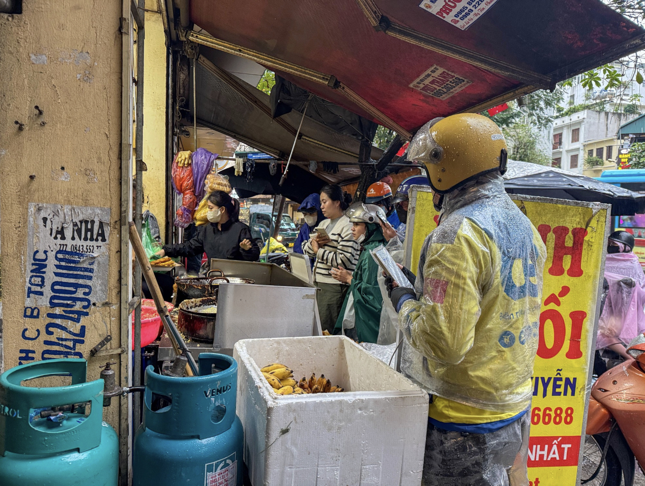 1763567258 672 Thuc te tai hang banh chuoi Ha Noi khien khach