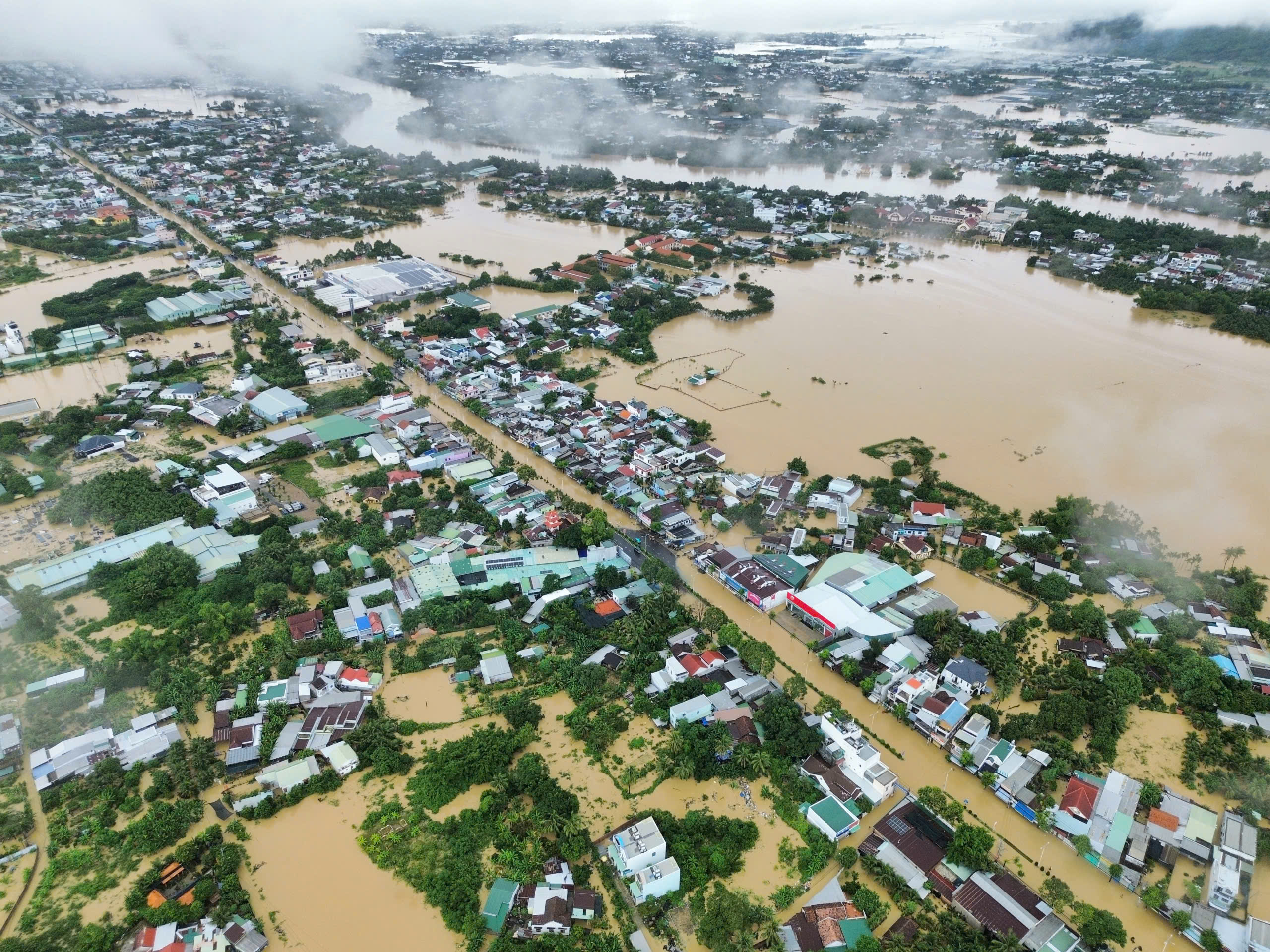 Tân Chủ tịch UBND tỉnh Khánh Hòa yêu cầu huy động tối đa nhân lực cứu dân  - Ảnh 2.
