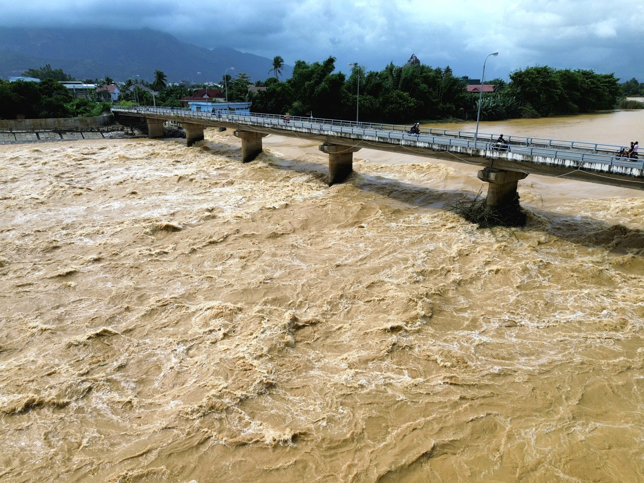Tân Chủ tịch UBND tỉnh Khánh Hòa yêu cầu huy động tối đa nhân lực cứu dân  - Ảnh 3.