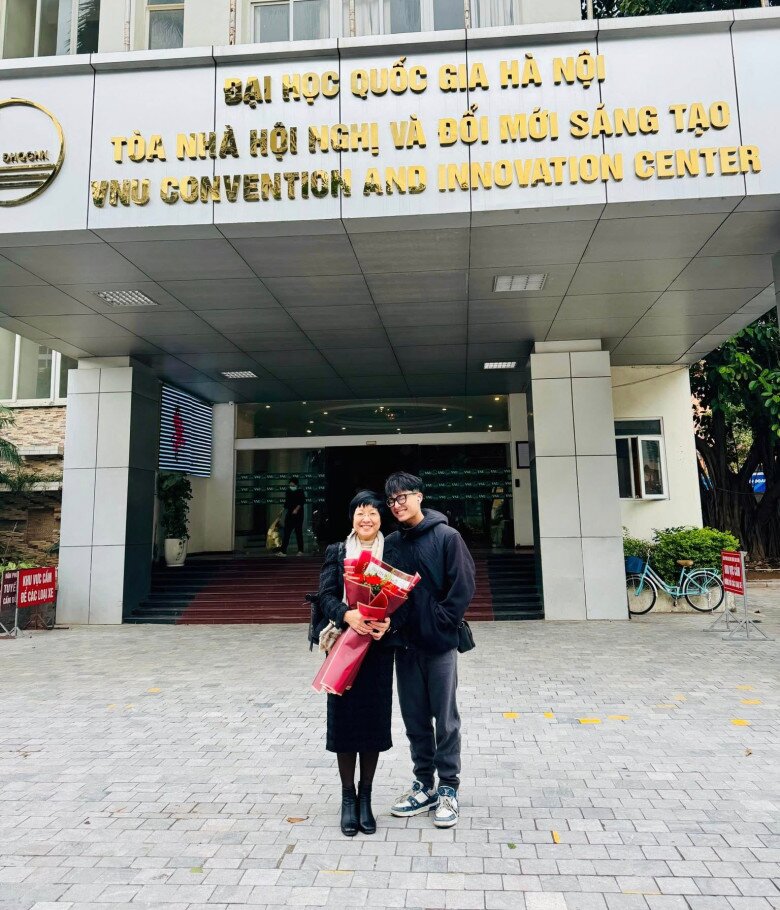 2 mẹ con nữ MC chụp ảnh kỷ niệm trước trường đại học.