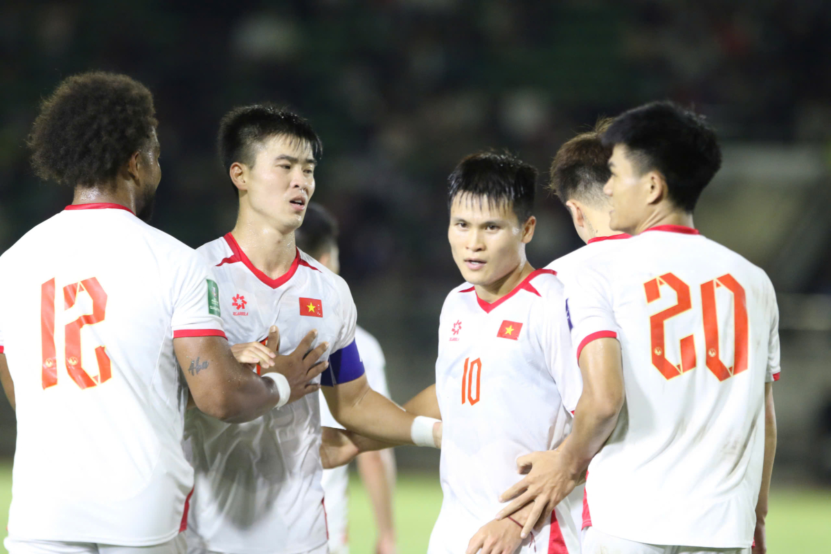 Xuân Son (số 12) cùng đồng đội chia vui với Tuấn Hải (số 10), trên sân vận động quốc gia Lào hôm 19/11. Ảnh: DH