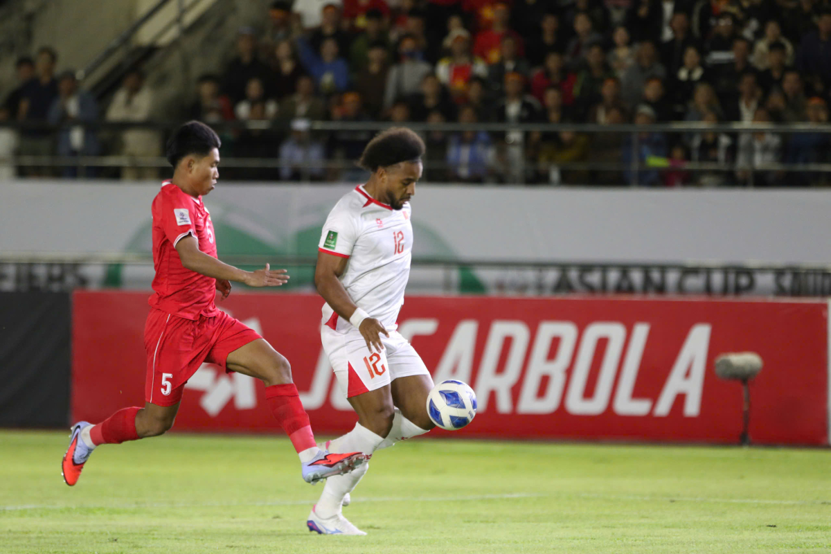 Xuân Son (phải) bứt tốc trong sự truy cản của hậu vệ Phetdavanh, trên sân vận động quốc gia Lào hôm 19/11. Ảnh: DH