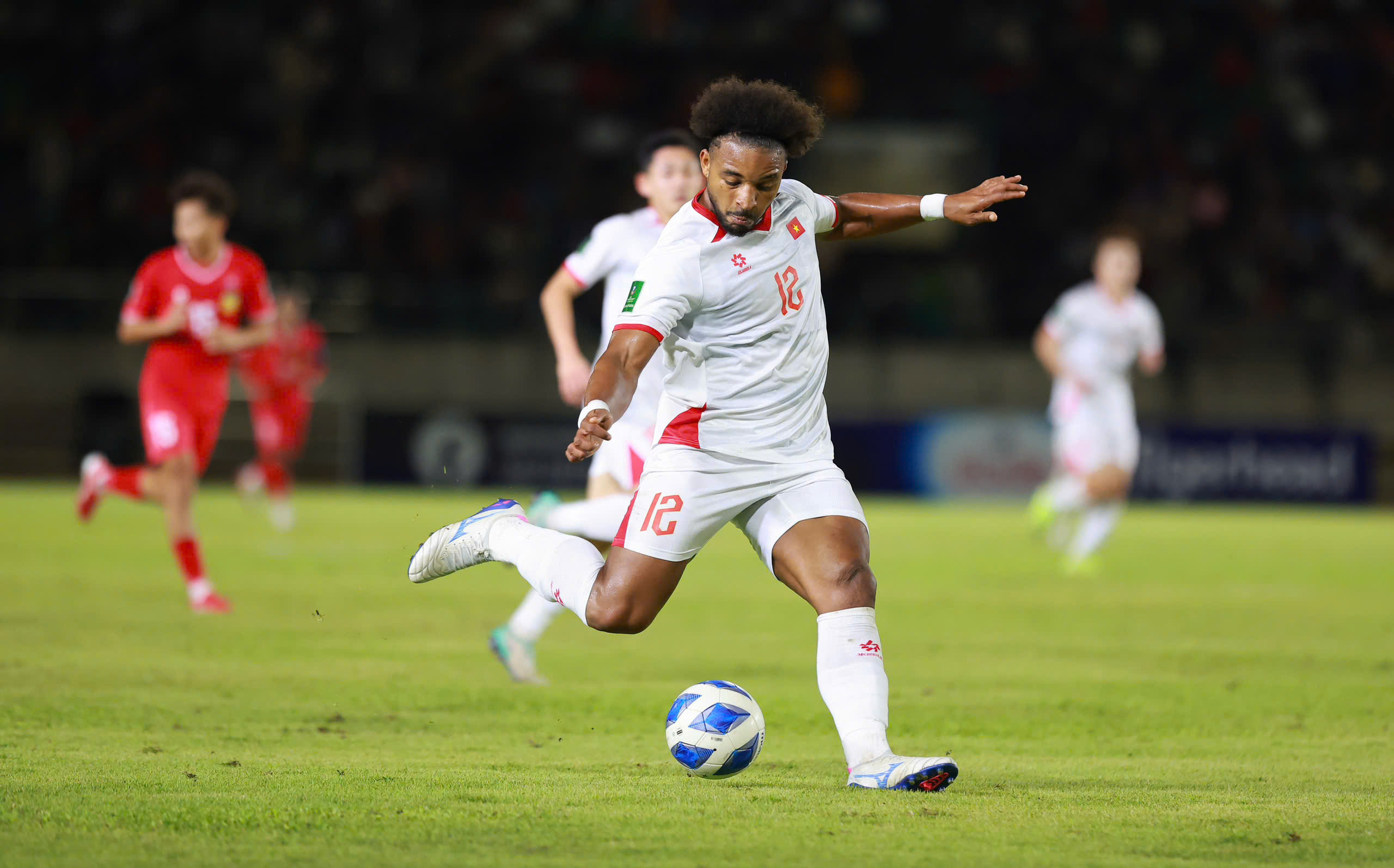 FIFA làm… thơ tặng Xuân Son, báo Đông Nam Á nhận xét bất ngờ ngày người hùng tái xuất
- Ảnh 2.