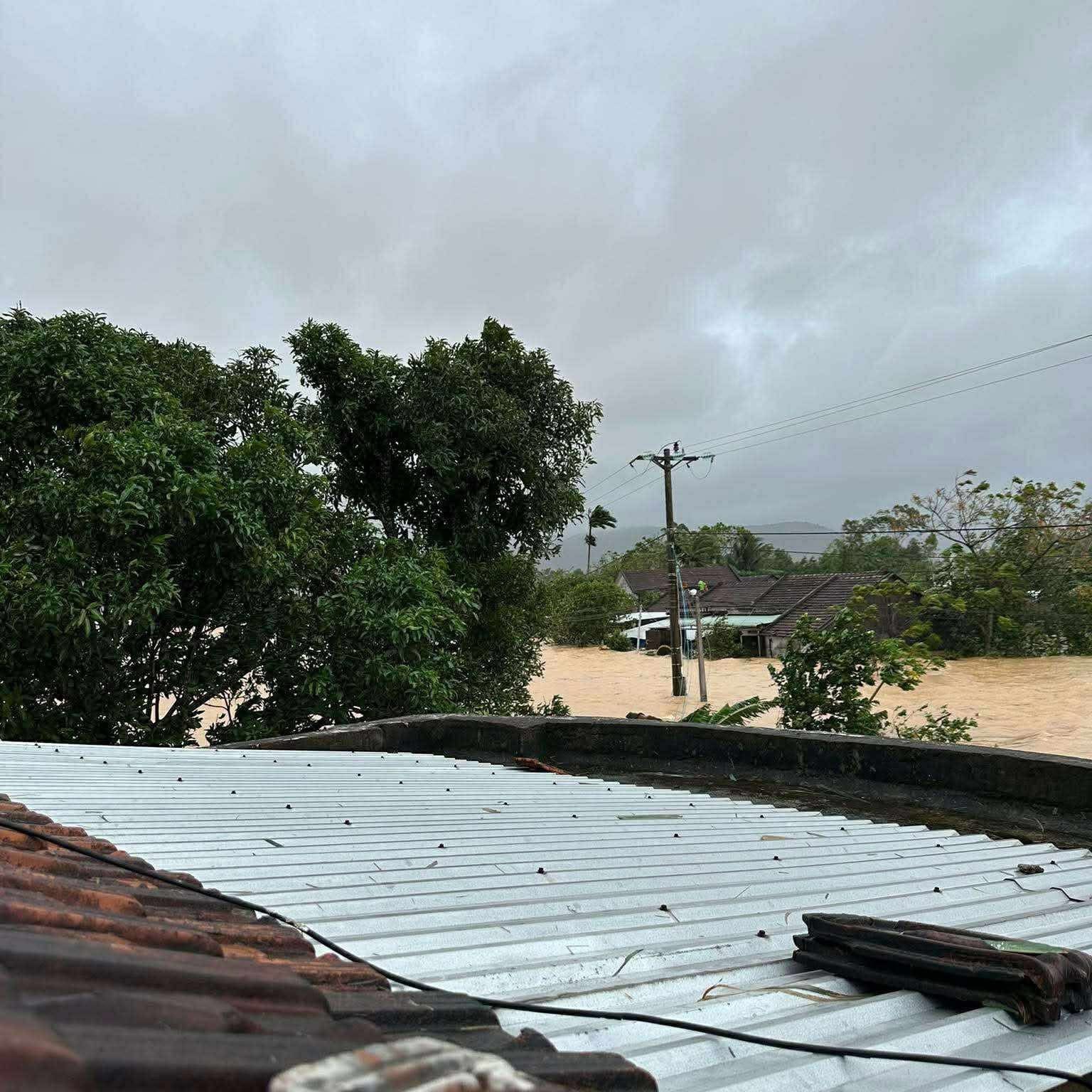 'Nước đã ngập nửa nhà': Người dân Đắk Lắk cầu cứu trong đêm vì lũ dâng nhanh- Ảnh 3.