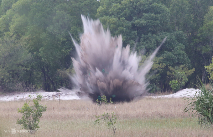 Hủy nổ bom ở Quảng Trị, tháng 10/2025. Ảnh: Đắc Thành