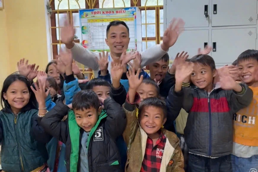 Ngày 20/11, học trò tặng bó rau, củ khoai khiến thầy giáo rơi nước mắt - 2