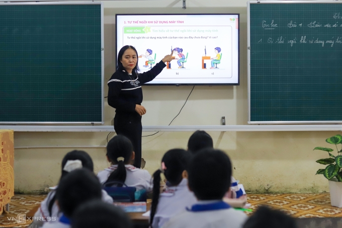 Giáo viên trường Tiểu học Hưng Lợi, xã Lam Thành, tỉnh Nghệ An, trong một buổi học vào tháng 10/2025. Ảnh: Đức Hùng