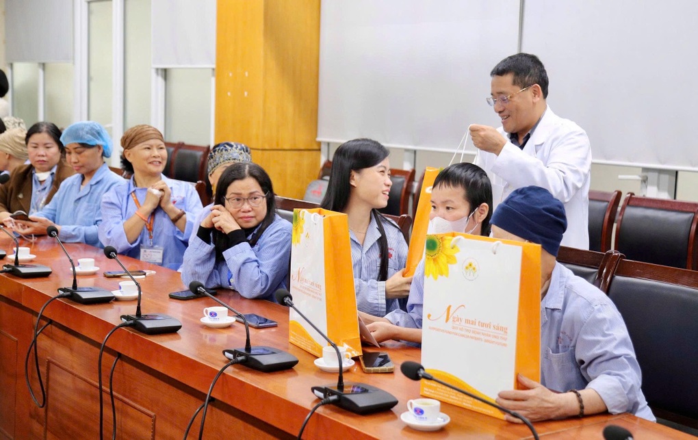 Ngày nhà giáo đặc biệt của 80 bệnh nhân ung thư - 2