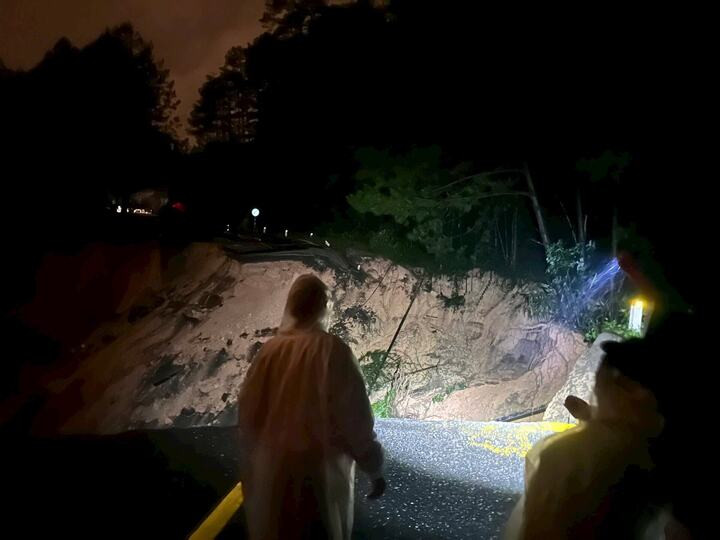 Đèo Mimosa ở Lâm Đồng đứt gãy làm đôi, xe khách 45 chỗ dừng ngay trước miệng vực- Ảnh 3.