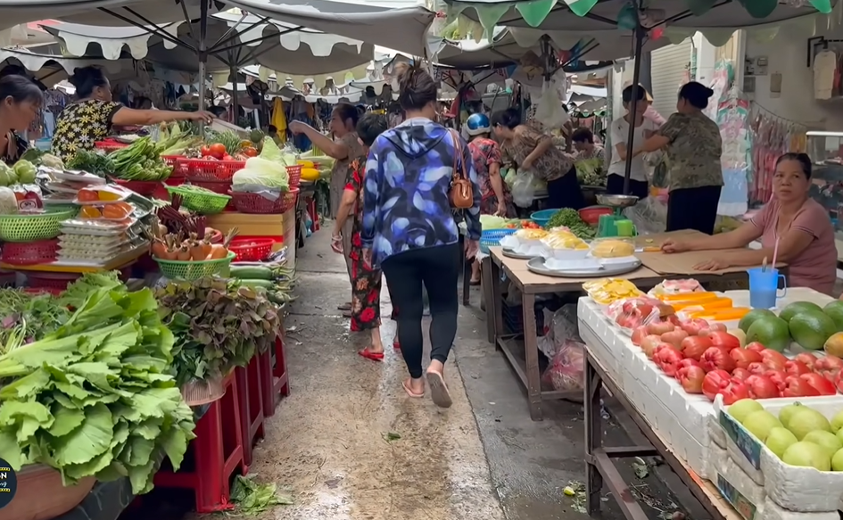 Sự thật về chợ nhà giàu 100 năm bán giá đắt đỏ vẫn có khách nườm nượp tại TPHCM- Ảnh 4.