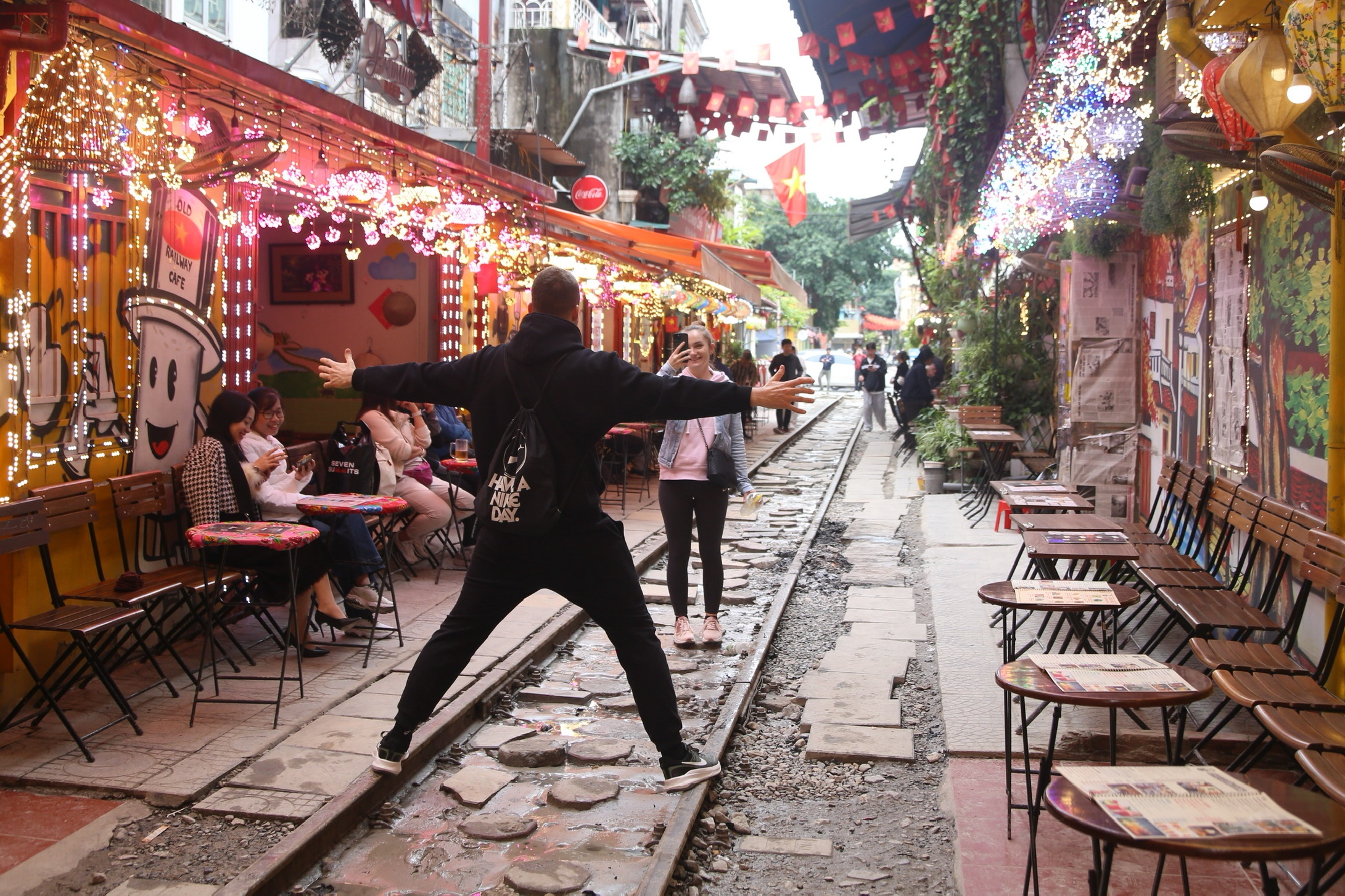 Hà Nội: Nhức nhối tình trạng chiếm dụng hè phố ở 3 phường thí điểm kiểu mẫu - Ảnh 6.