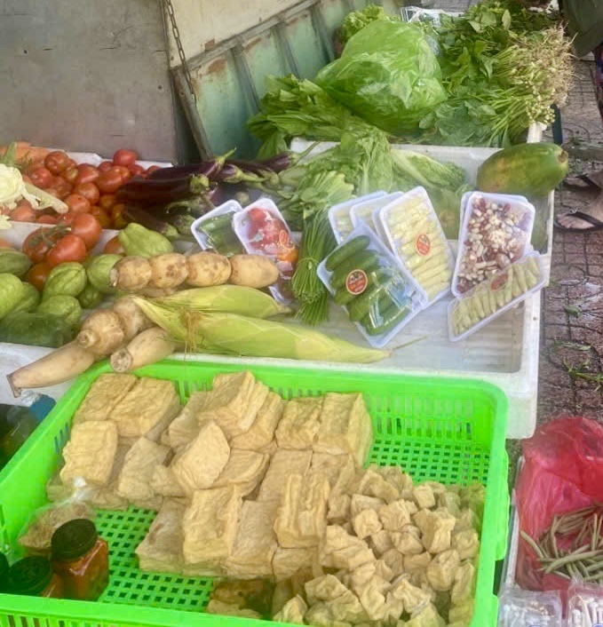 Đường Đà Lạt sạt lở nghiêm trọng, TP.HCM 'cơn sốt giá rau xanh' tăng nhiệt  - Ảnh 3.