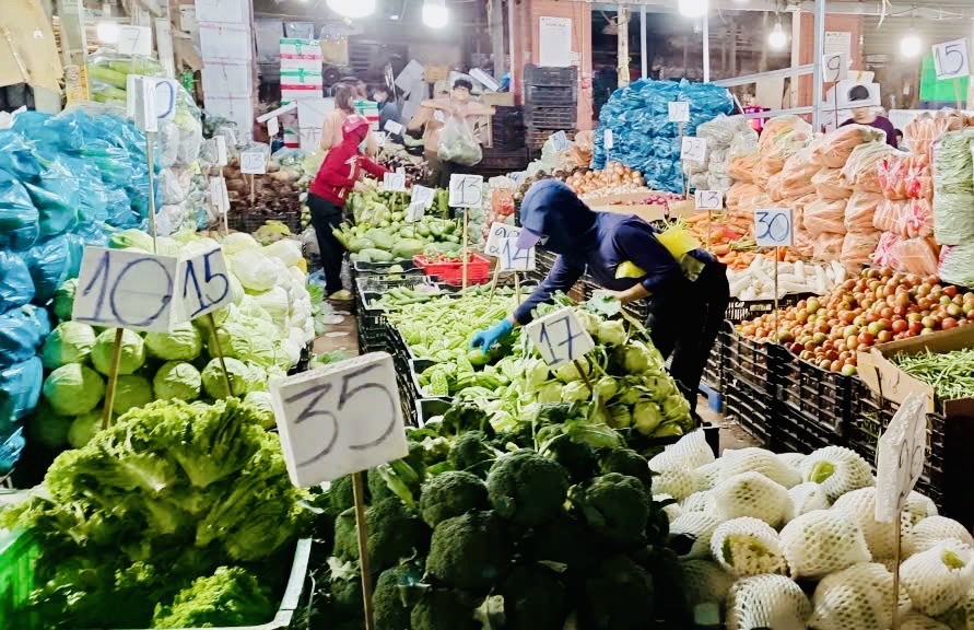 Đường Đà Lạt sạt lở nghiêm trọng, TP.HCM 'cơn sốt giá rau xanh' tăng nhiệt  - Ảnh 5.