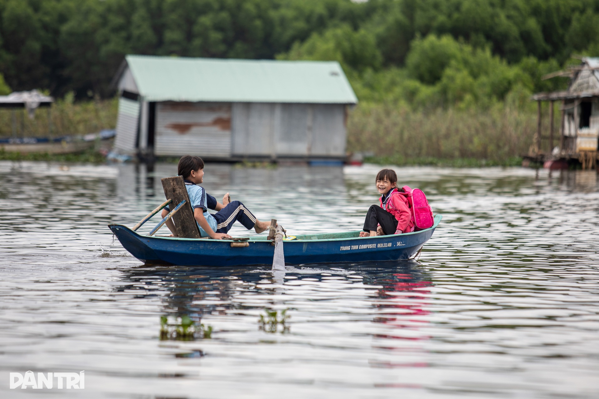 Cô giáo của những đứa trẻ “ba không” giữa lòng hồ Trị An - 5