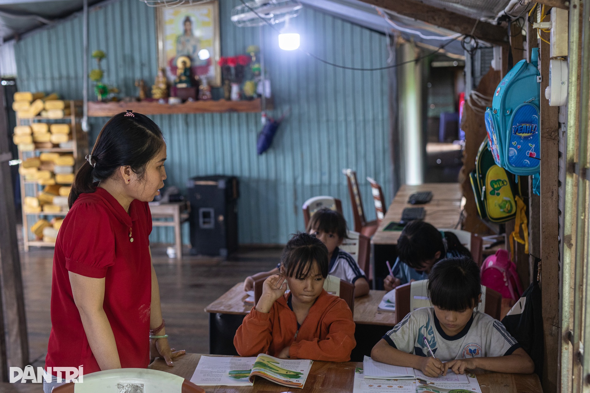 Cô giáo của những đứa trẻ “ba không” giữa lòng hồ Trị An - 7