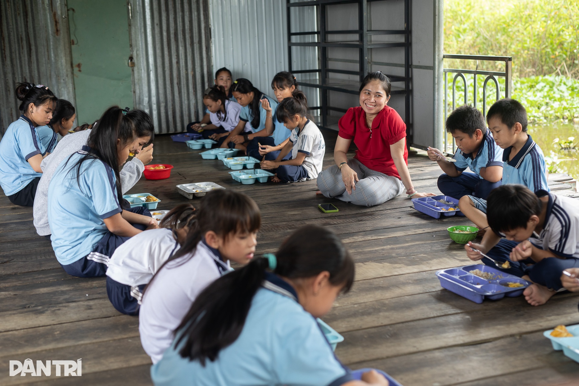 Cô giáo của những đứa trẻ “ba không” giữa lòng hồ Trị An - 11