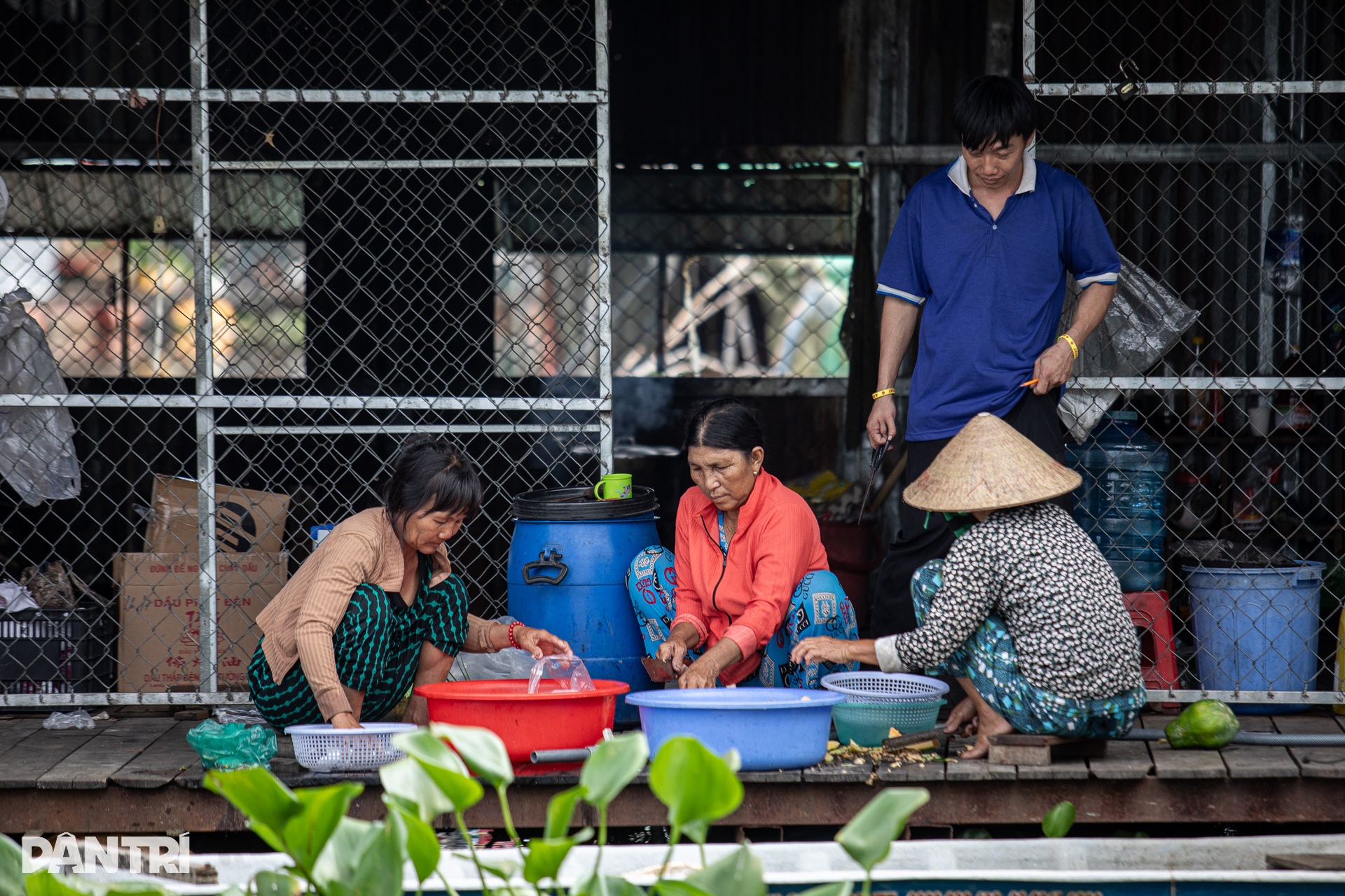 Cô giáo của những đứa trẻ “ba không” giữa lòng hồ Trị An - 10