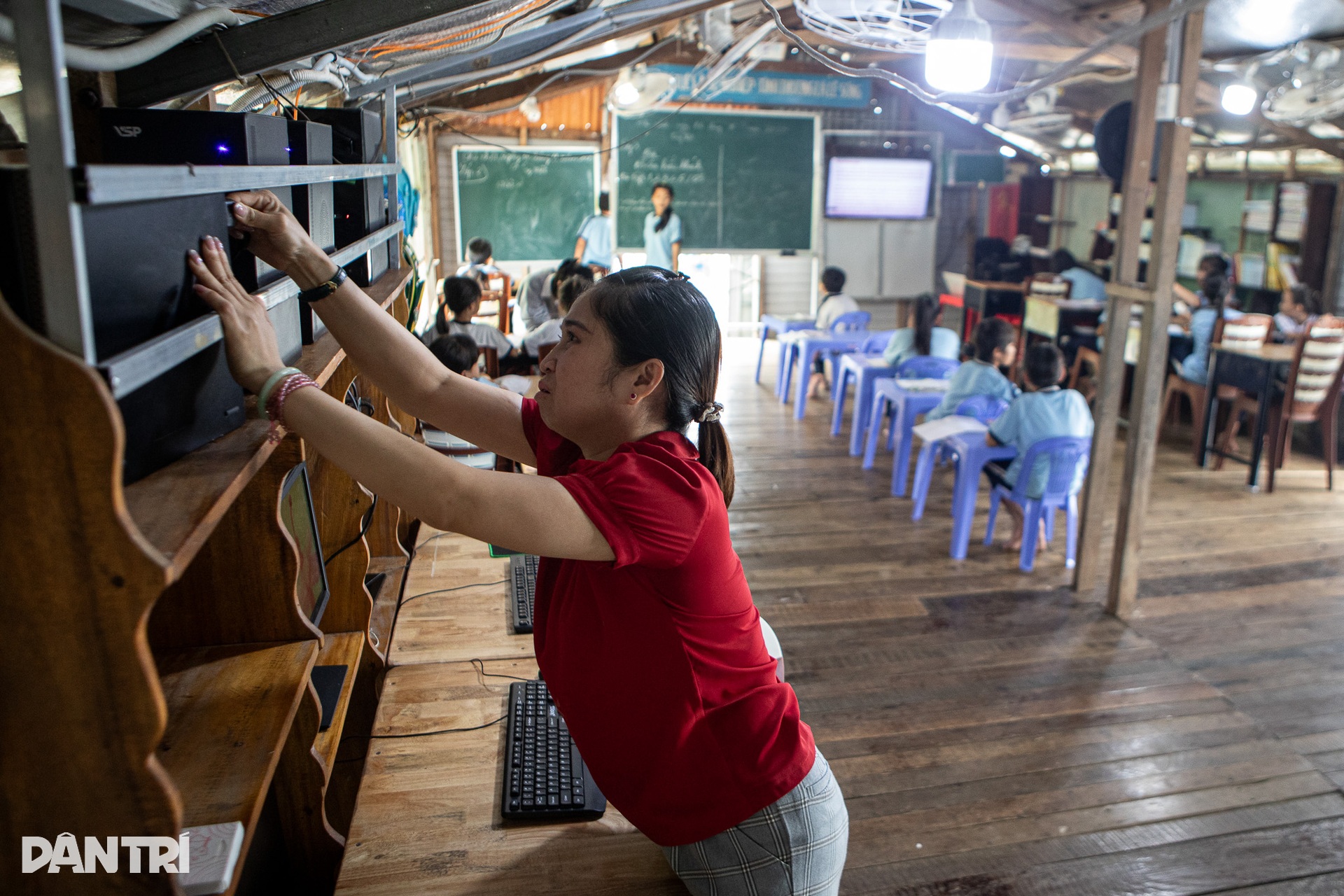 Cô giáo của những đứa trẻ “ba không” giữa lòng hồ Trị An - 13