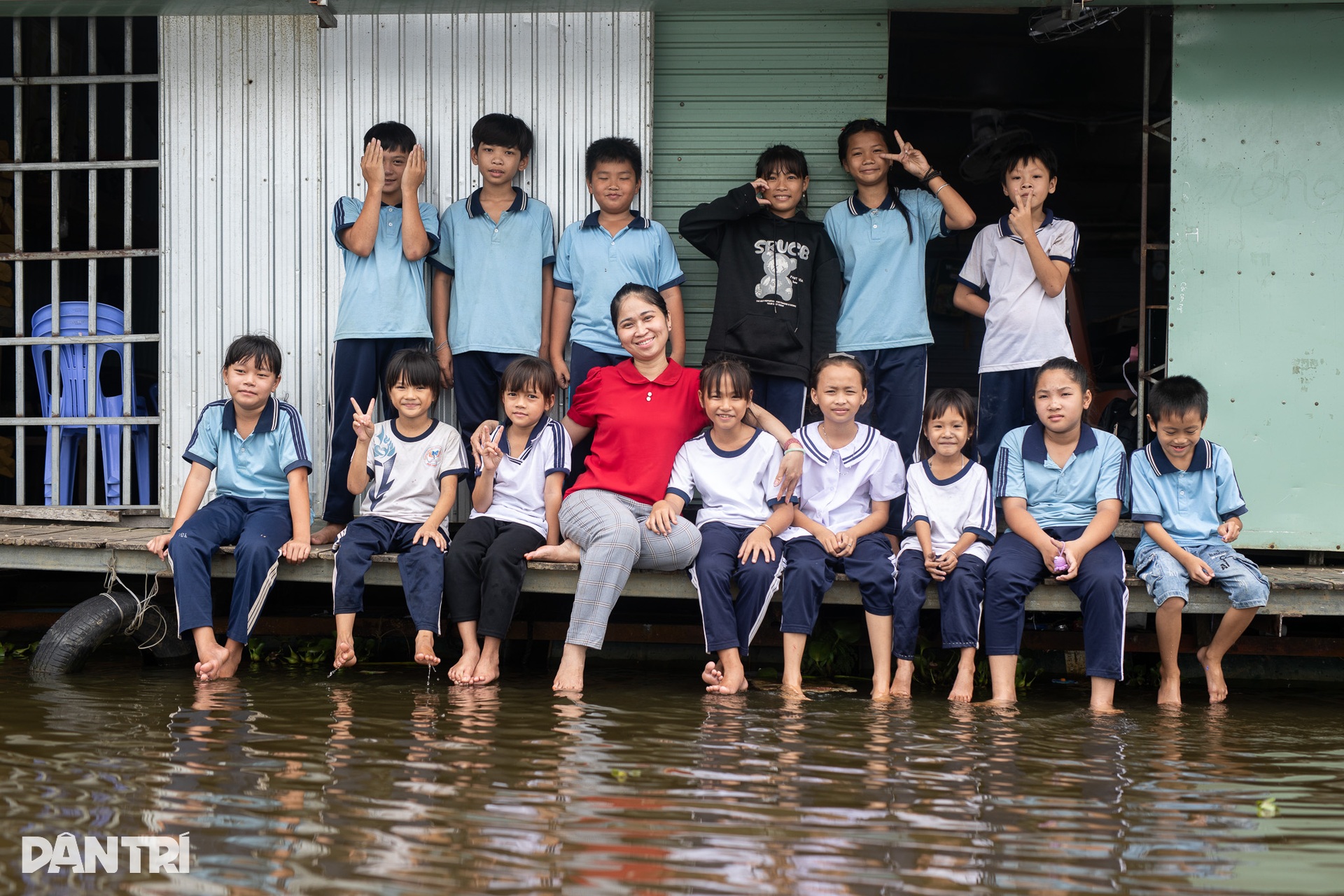 Cô giáo của những đứa trẻ “ba không” giữa lòng hồ Trị An - 14
