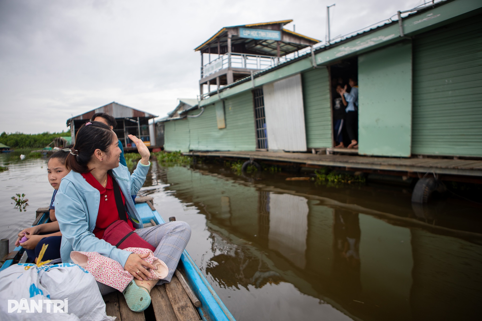 Cô giáo của những đứa trẻ “ba không” giữa lòng hồ Trị An - 15