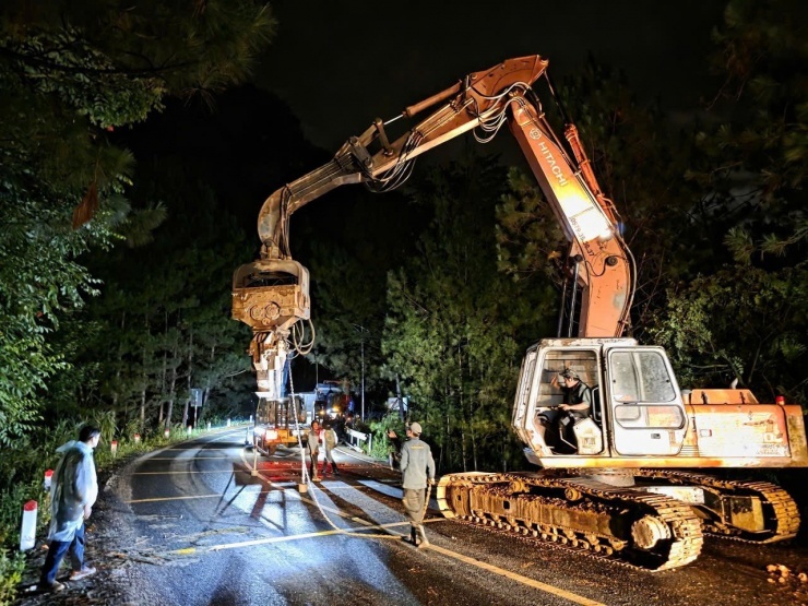 Cơ quan chức năng huy động tối đa nhân lực, phương tiện để gia cố khẩn cấp điểm sạt lở trên đèo Mimosa.