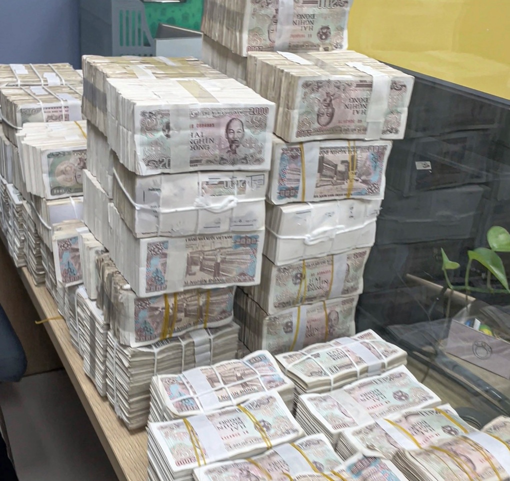 Người đàn ông bê thùng tiền lẻ đi mua ô tô, nhân viên đếm 3 giờ mới xong - 2