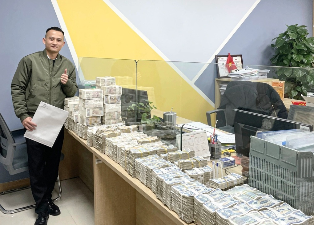 Người đàn ông bê thùng tiền lẻ đi mua ô tô, nhân viên đếm 3 giờ mới xong - 1