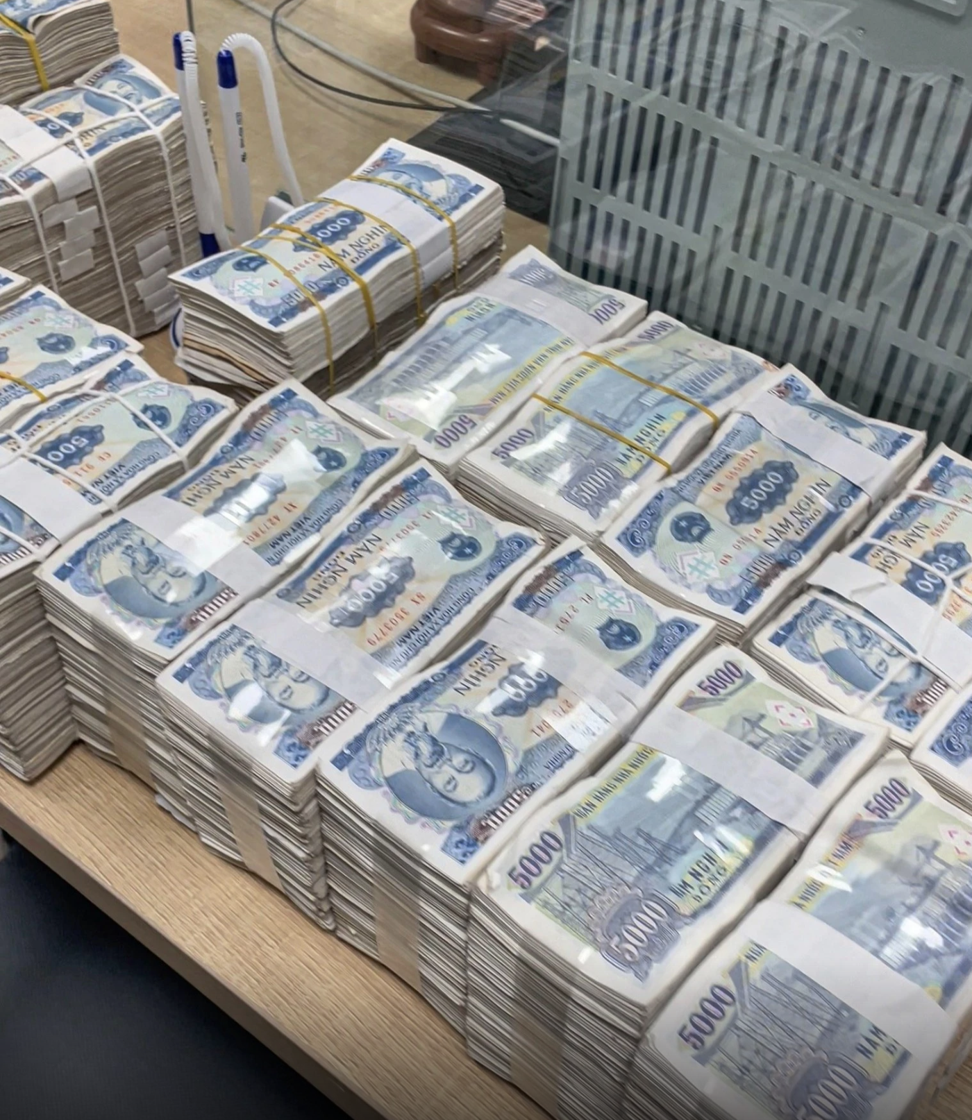 Khách mang đầy một bàn tiền lẻ đi mua ô tô ở Lạng Sơn: Tổng số tiền gây 