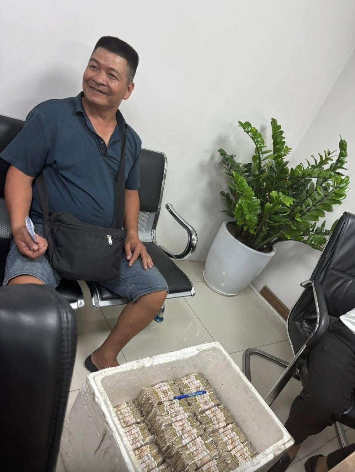 Khách mang đầy một bàn tiền lẻ đi mua ô tô ở Lạng Sơn: Tổng số tiền gây 