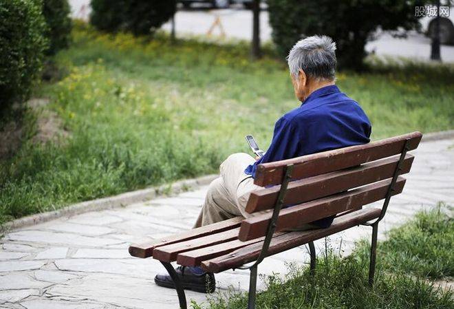 4 sự thật chỉ đến tuổi già mới nhìn thấu, 50 - 60 tuổi vẫn còn kịp chuẩn bị 2 1763609861 457 4 su that chi den tuoi gia moi nhin thau