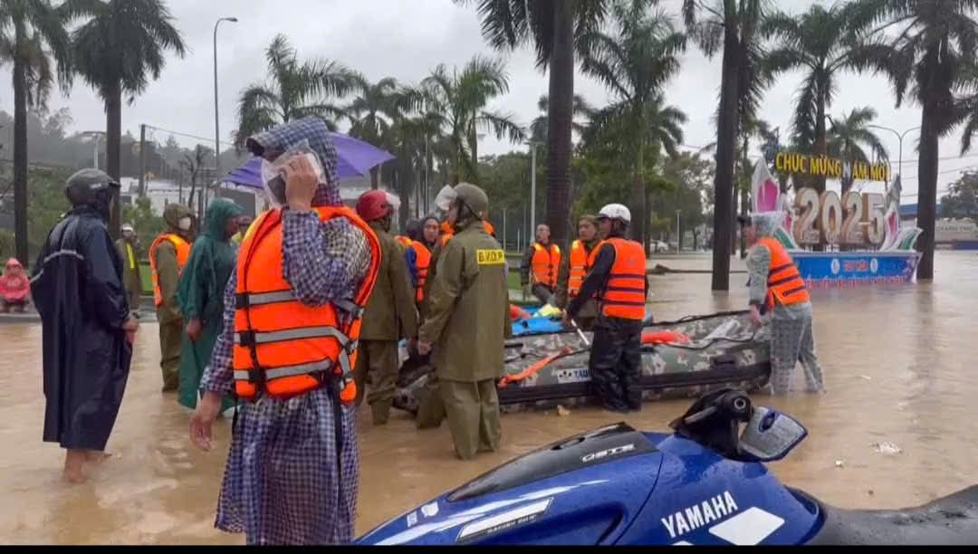 Đắk Lắk họp khẩn, tổng lực ứng cứu người dân vùng lũ Phú Yên cũ- Ảnh 3.