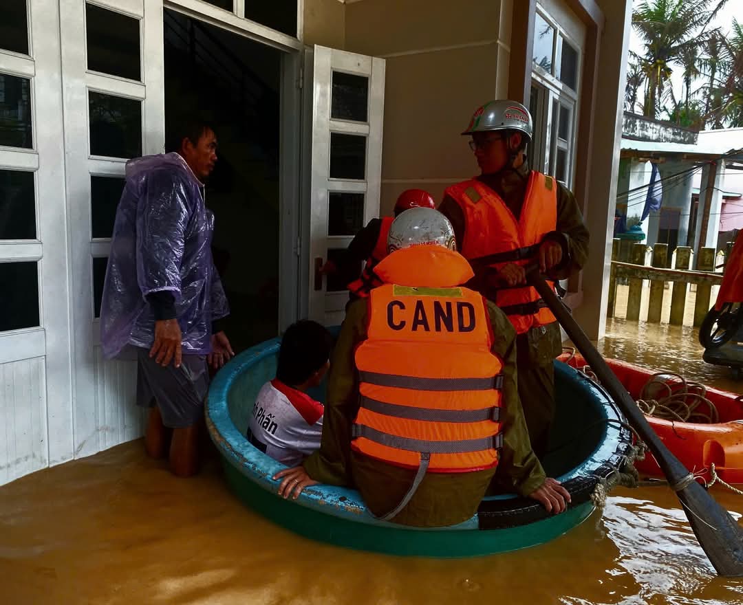 Đắk Lắk họp khẩn, tổng lực ứng cứu người dân vùng lũ Phú Yên cũ- Ảnh 5.