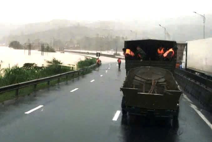 Đắk Lắk họp khẩn, tổng lực ứng cứu người dân vùng lũ Phú Yên cũ- Ảnh 6.