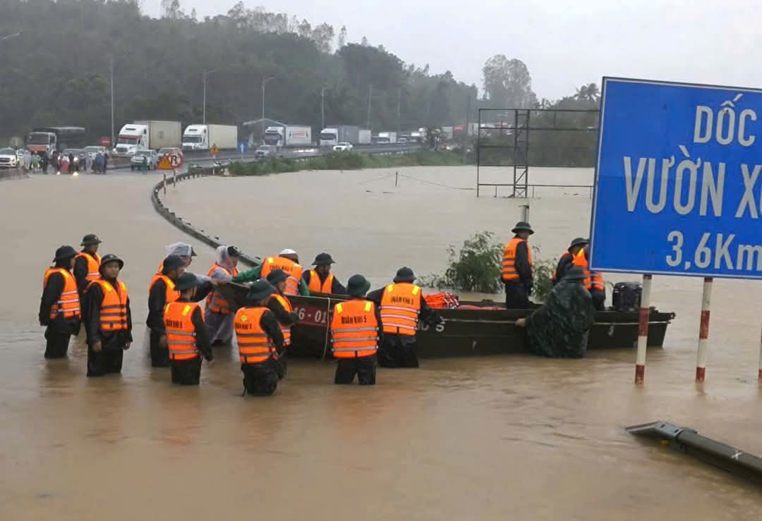 Tìm đường về quê Phú Yên cũ giữa lũ dữ khi máy bay từ TP.HCM hủy chuyến- Ảnh 4.