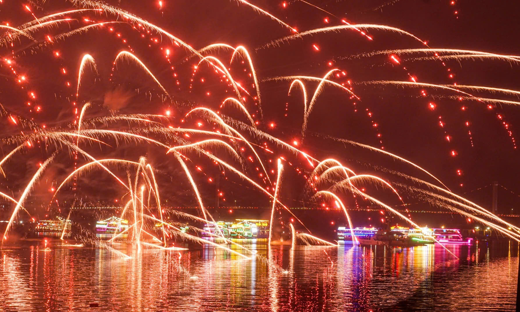 Vé xem pháo hoa Đà Nẵng được rao bán sôi động, giá cao nhất lên tới 5 triệu đồng- Ảnh 3.