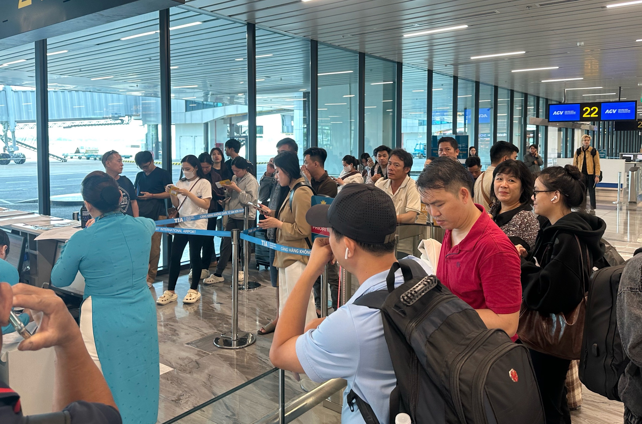 Tìm đường về quê Phú Yên cũ giữa lũ dữ khi máy bay từ TP.HCM hủy chuyến- Ảnh 2.