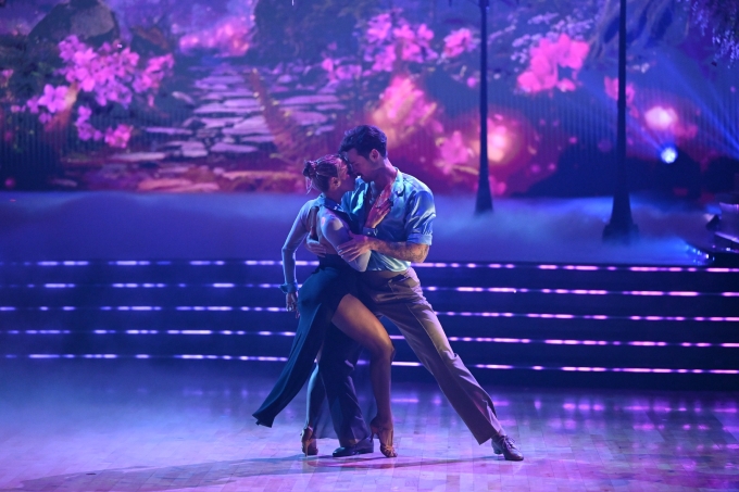 Efron cùng bạn nhảy Daniella Karagach trong một phần trình diễn tại DWTS 2025. Ảnh: DWTS