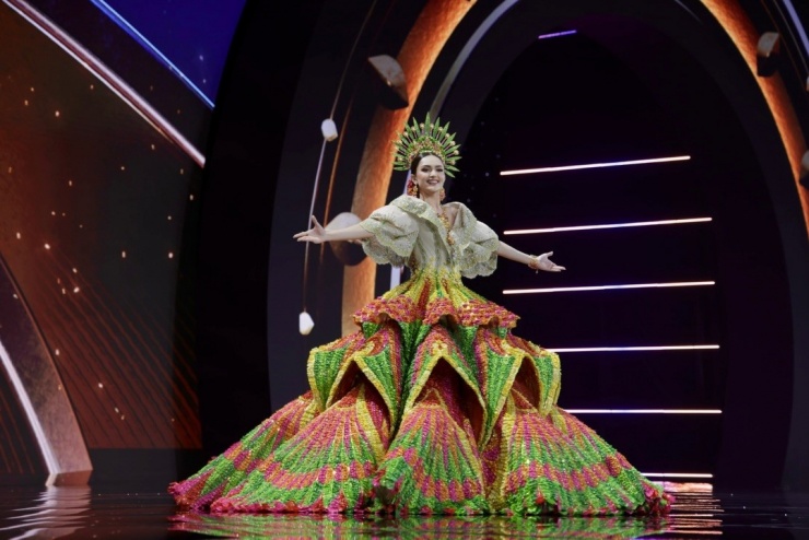Trang phục dân tộc đa sắc màu của thí sinh Miss Universe 3 Trang phục của người đẹp Philippines ở Miss Universe 2025. Video: Instagram Ahtisa Manalo